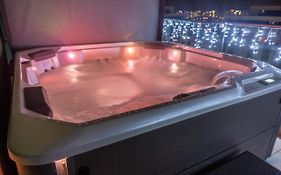 White Dream Penthouse With Jacuzzi
